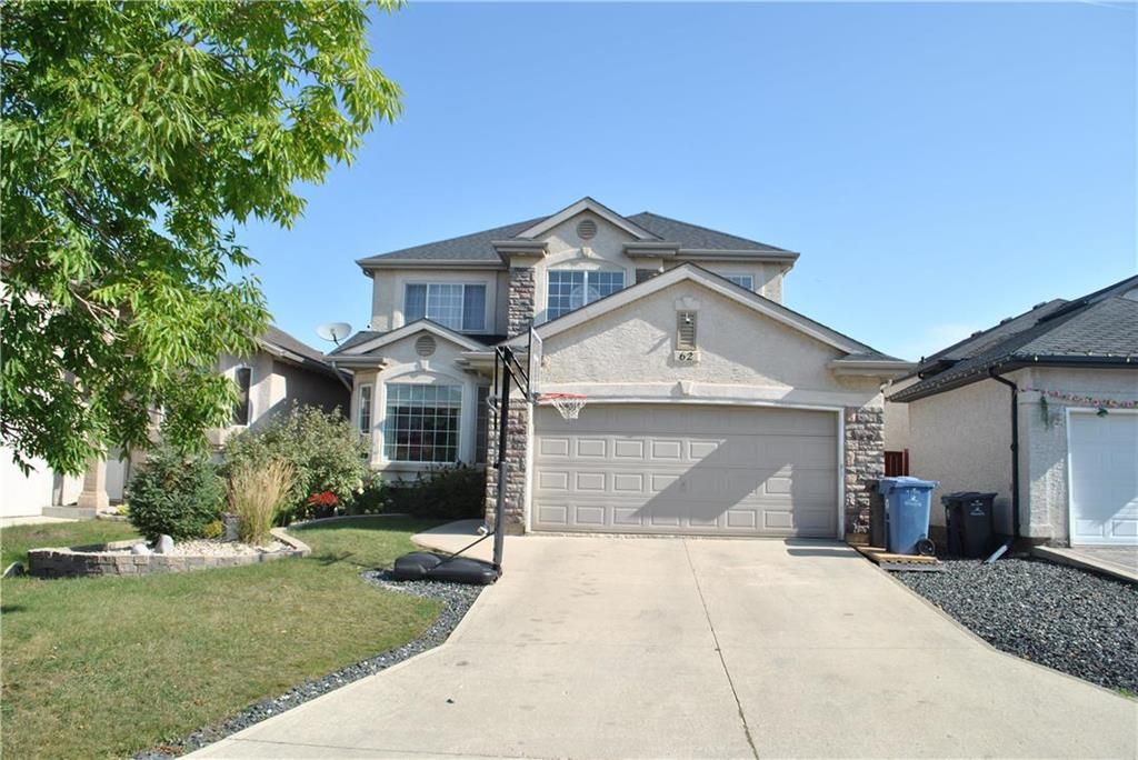 Main Photo: 62 THORN Drive in Winnipeg: Amber Trails Residential for sale (4F)  : MLS®# 202324678
