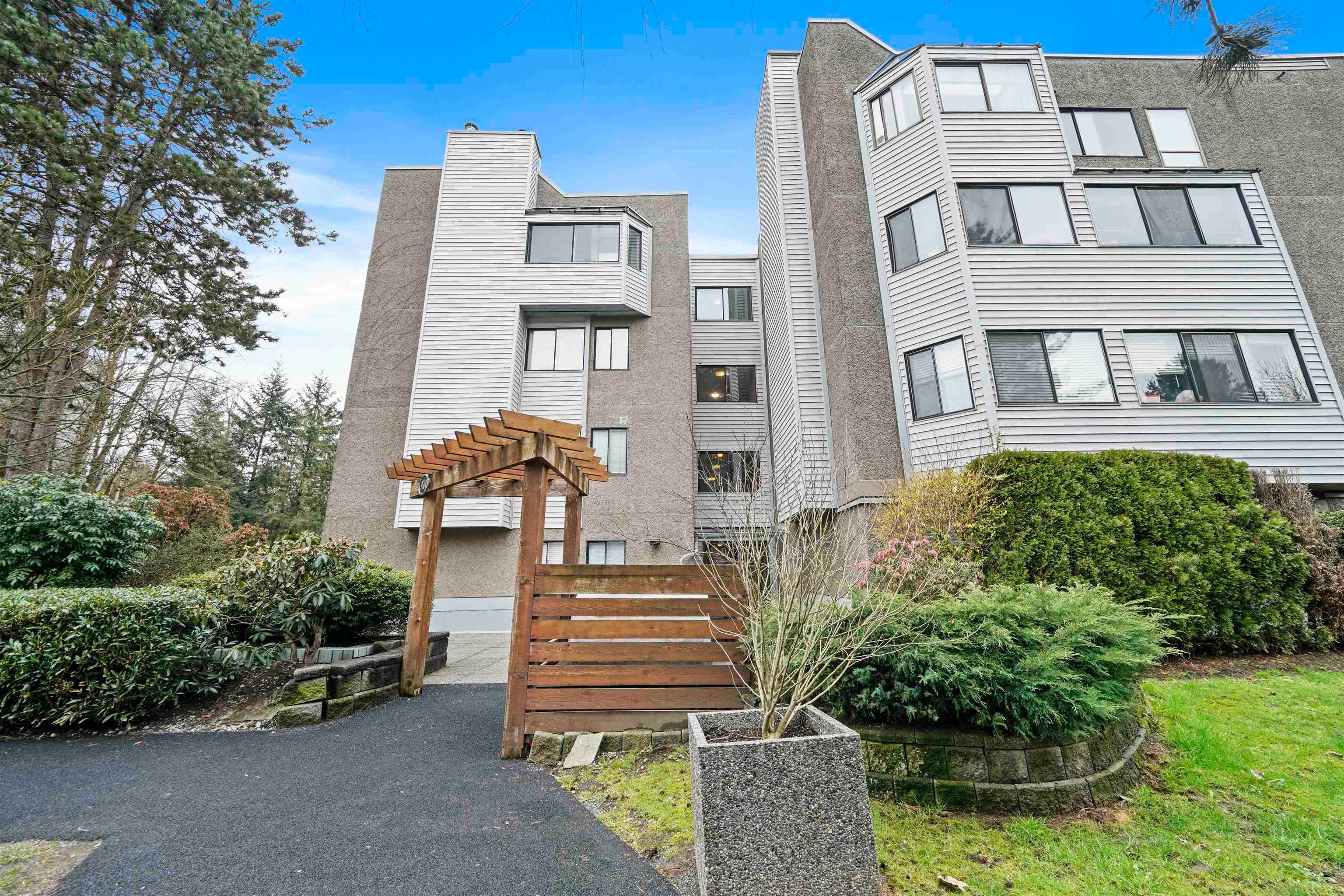 Main Photo: 203 9584 MANCHESTER Drive in Burnaby: Cariboo Condo for sale in "Brookside Park" (Burnaby North)  : MLS®# R2844308