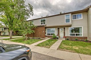 Photo 1: 36 5625 Silverdale Drive NW in Calgary: Silver Springs Row/Townhouse for sale : MLS®# A2081059