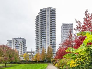 Photo 2: 1702 638 BEACH Crescent in Vancouver: Yaletown Condo for sale in "ICON 1" (Vancouver West)  : MLS®# R2824941