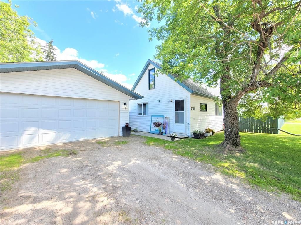 Main Photo: 719 2nd Avenue West in Meadow Lake: Residential for sale : MLS®# SK902334