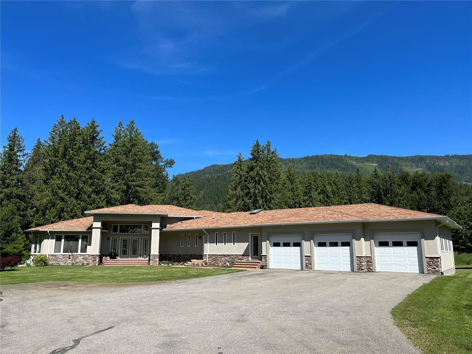 Main Photo: 1200 Trans Canada Highway, in Sicamous: House for sale : MLS®# 10256907