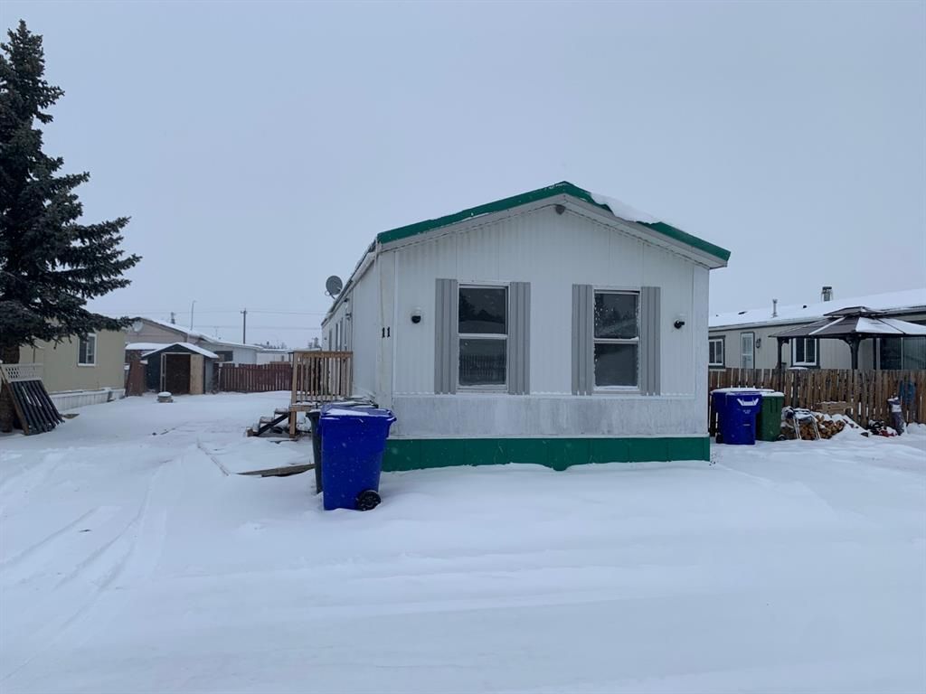 Main Photo: 11 5103 61 Avenue: Olds Mobile for sale : MLS®# A1167873