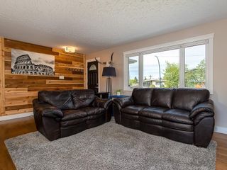 Photo 3: 2012 CROCUS Road NW in Calgary: Charleswood Detached for sale : MLS®# C4253746