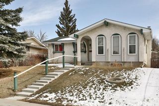 Photo 2: 1916 65 Street NE in Calgary: Pineridge House for sale : MLS®# C4177761