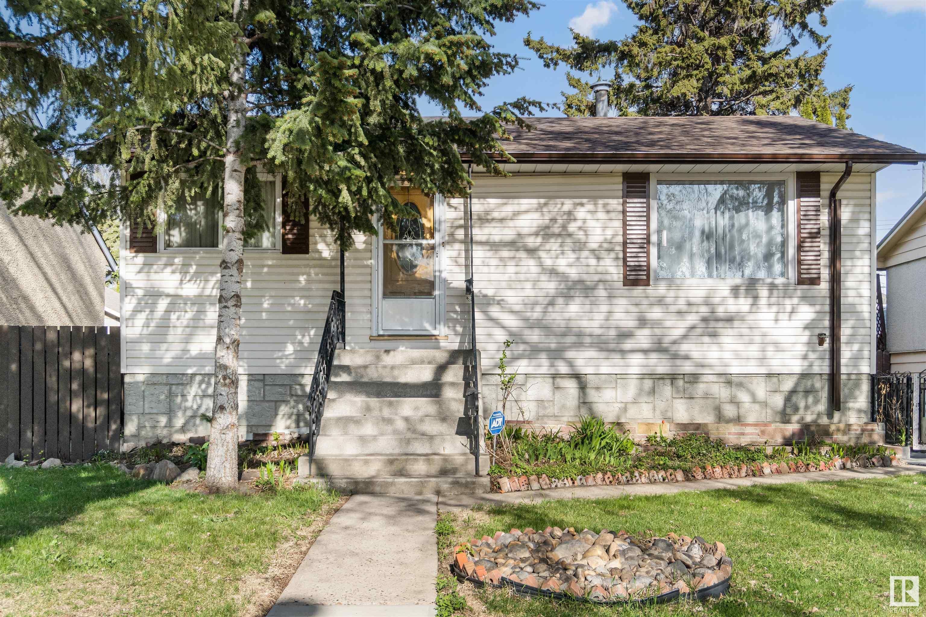 Main Photo: 11823 57 Street in Edmonton: Zone 06 House for sale : MLS®# E4294288