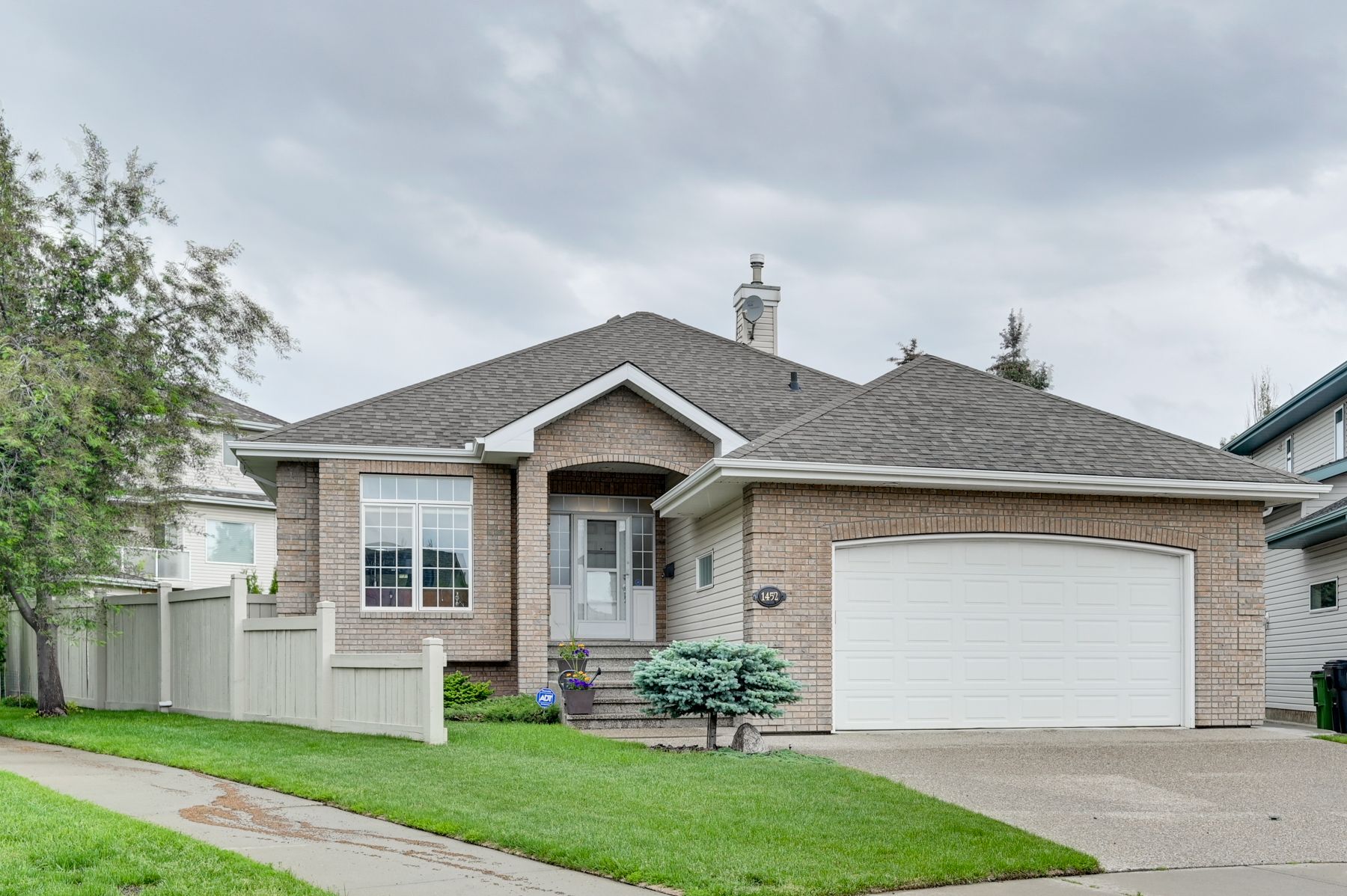Main Photo: 1452 Loewen Court NW in Edmonton: House for sale