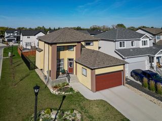 Photo 3: 3 Spillett Cove in Winnipeg: Charleswood Residential for sale (1H)  : MLS®# 202300250