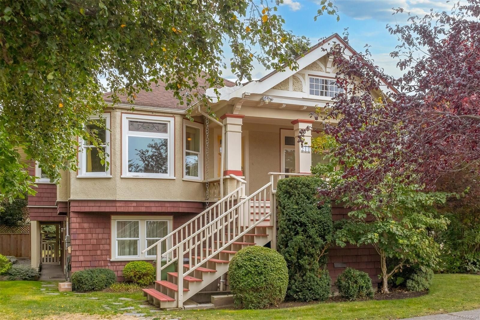 Main Photo: 211 Howe St in Victoria: Vi Fairfield West House for sale : MLS®# 916401