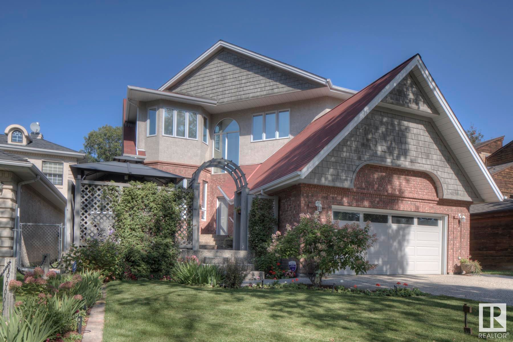 Main Photo: 9626 95 Avenue in Edmonton: Zone 18 House for sale : MLS®# E4358491