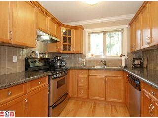Photo 5: 5 14921 THRIFT Avenue: White Rock Townhouse for sale in "NICOLE PLACE" (South Surrey White Rock)  : MLS®# F1025156