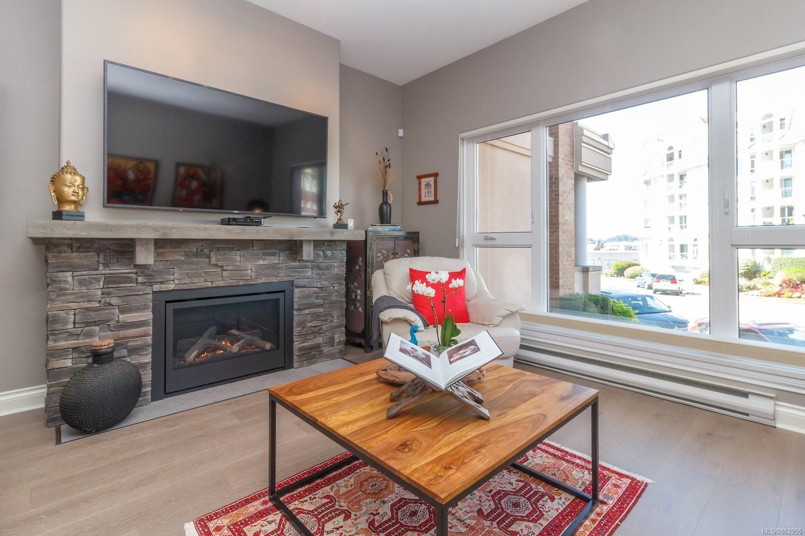 Main Photo: 124 75 Songhees Rd in Victoria: VW Songhees Row/Townhouse for sale (Victoria West)  : MLS®# 862955