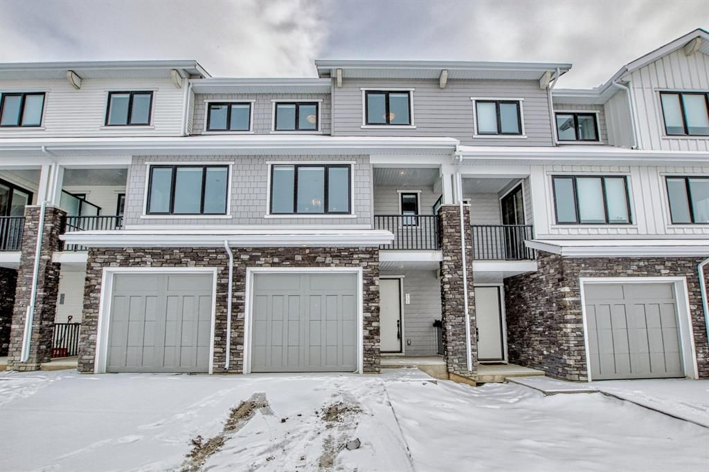 Main Photo: 936 Crestridge Common SW in Calgary: Crestmont Row/Townhouse for sale : MLS®# A2014351