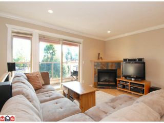 Photo 3: 5 14921 THRIFT Avenue: White Rock Townhouse for sale in "NICOLE PLACE" (South Surrey White Rock)  : MLS®# F1025156