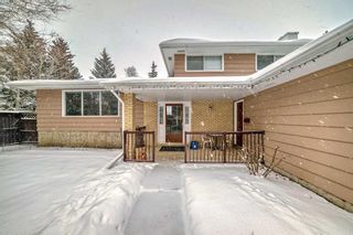 Photo 2: 14 Varmoor Place NW in Calgary: Varsity Detached for sale : MLS®# A2116711