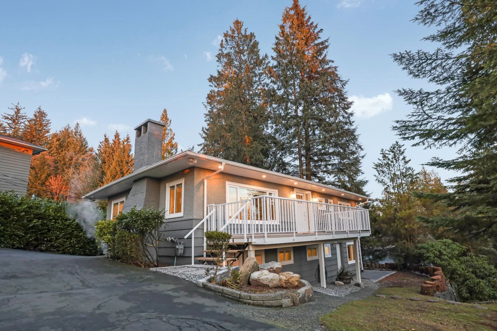 Main Photo: 414 E CARISBROOKE ROAD in : Upper Lonsdale House for sale : MLS®# R2648439