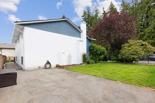 Photo 3: 20521 88A Avenue in Langley: Walnut Grove House for sale : MLS®# R2705348