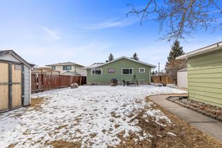 Photo 5: 411 Queensland Circle SE in Calgary: Queensland Detached for sale : MLS®# A1193029