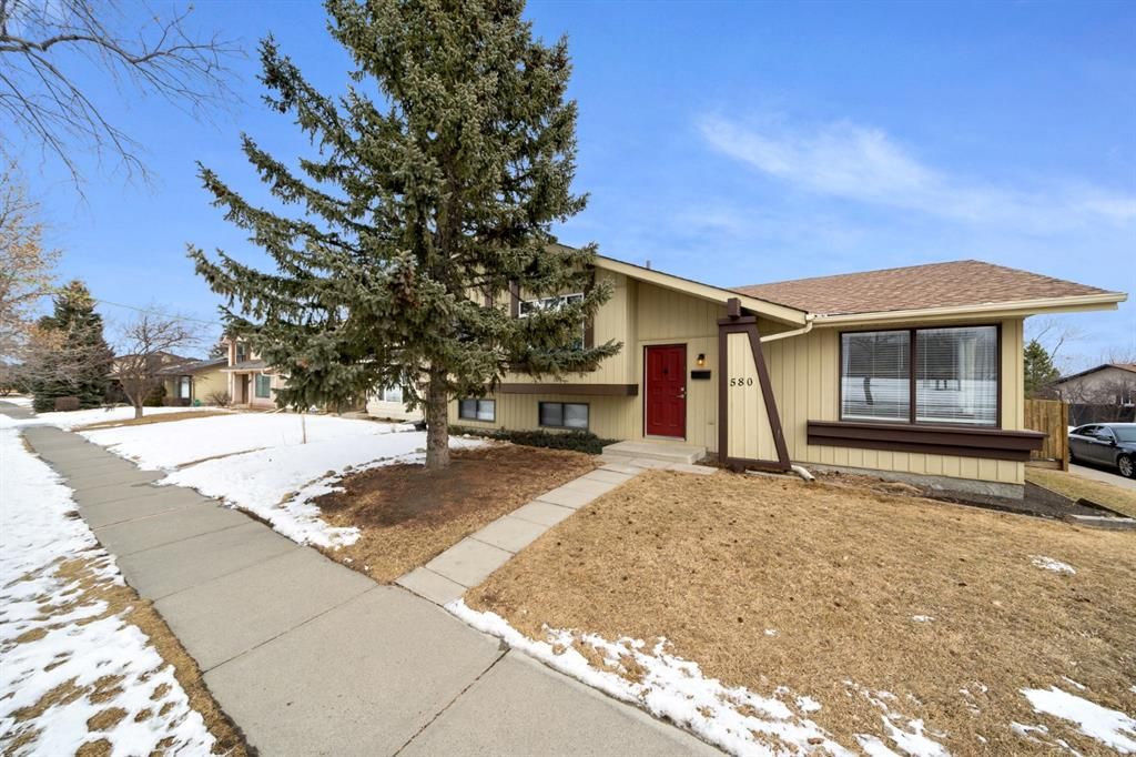 Main Photo: 580 Strathcona Drive SW in Calgary: Strathcona Park Semi Detached for sale : MLS®# A1191332