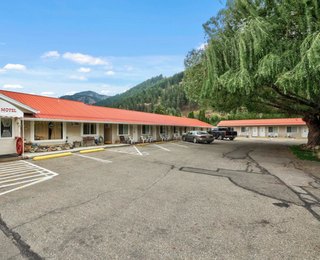 Photo 1: 12 rooms Motel for sale Kamloops BC: Business with Property for sale : MLS®# 164069