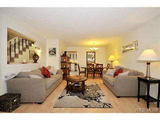 Photo 3: 2882 Belmont Ave in VICTORIA: Vi Oaklands Row/Townhouse for sale (Victoria)  : MLS®# 656001
