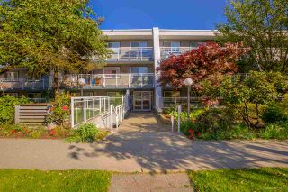 Photo 1: 217 550 ROYAL Avenue in New Westminster: Downtown NW Condo for sale in "HARBOURVIEW" : MLS®# R2169710