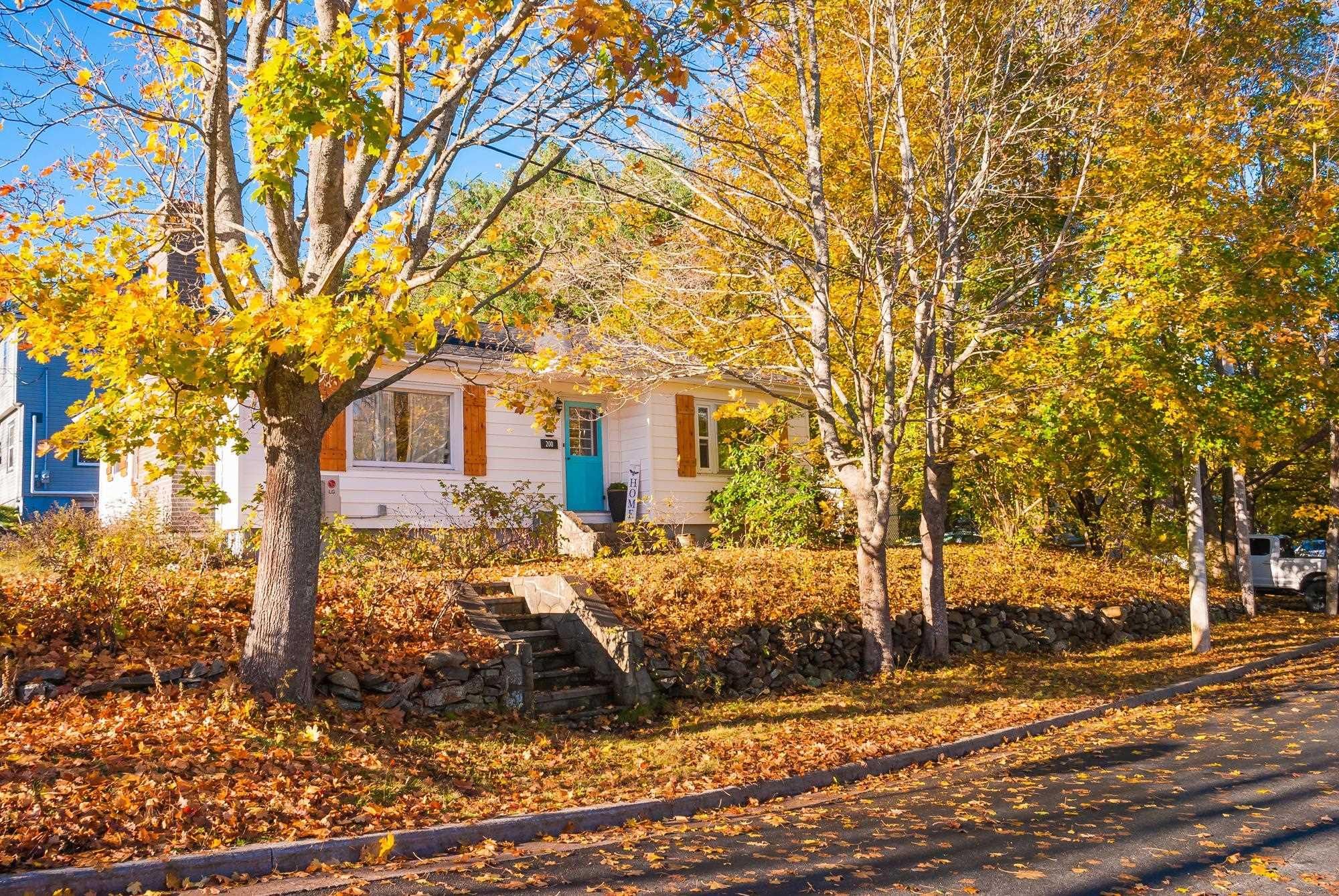 Main Photo: 200 Empire Street in Bridgewater: 405-Lunenburg County Residential for sale (South Shore)  : MLS®# 202225382