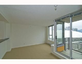Photo 2: 2001 33 SMITHE Street in Vancouver West: Home for sale : MLS®# V742424