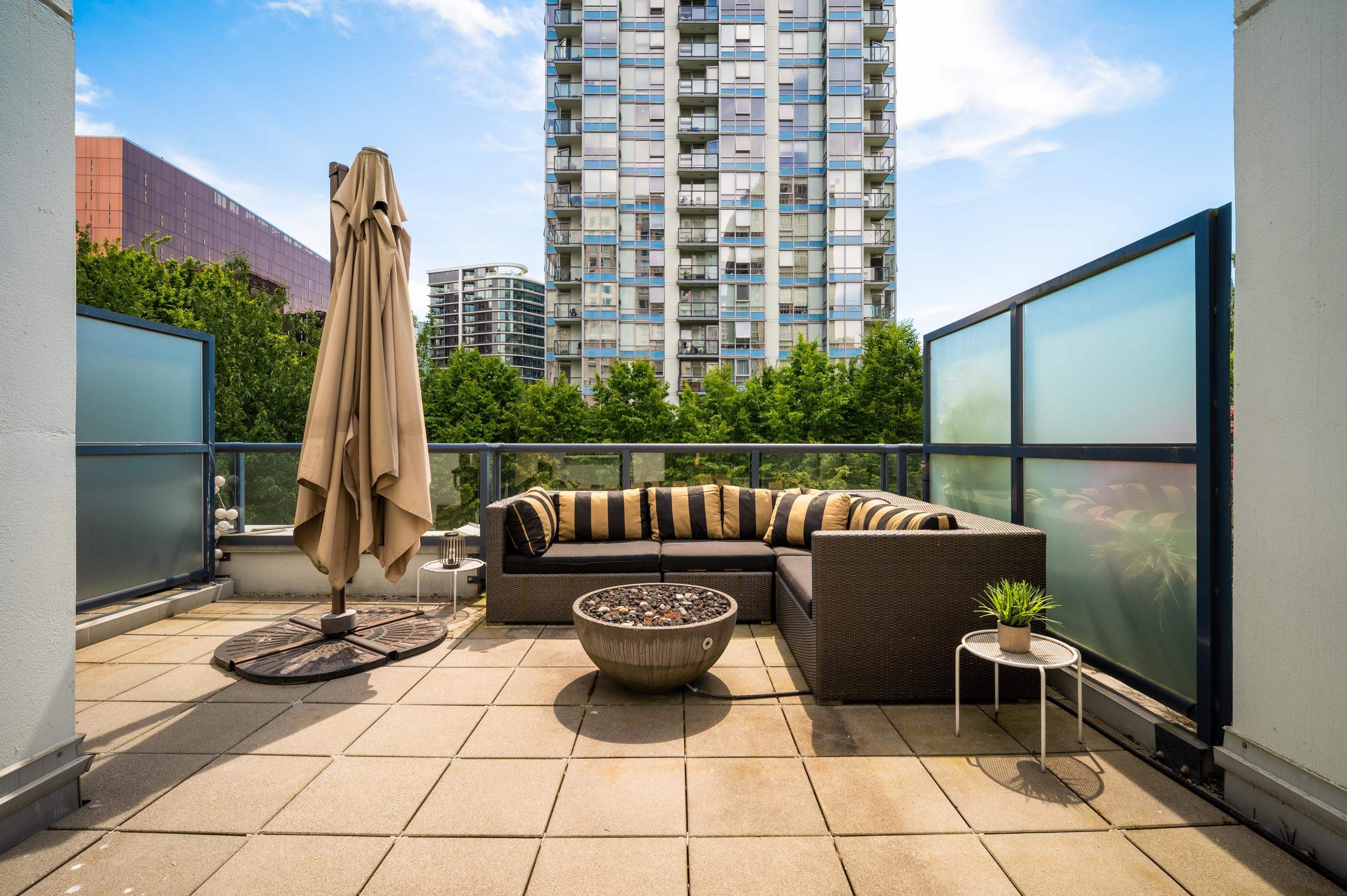 Main Photo: 968 BEATTY Street in Vancouver: Yaletown Townhouse for sale in "THE MAX" (Vancouver West)  : MLS®# R2706676
