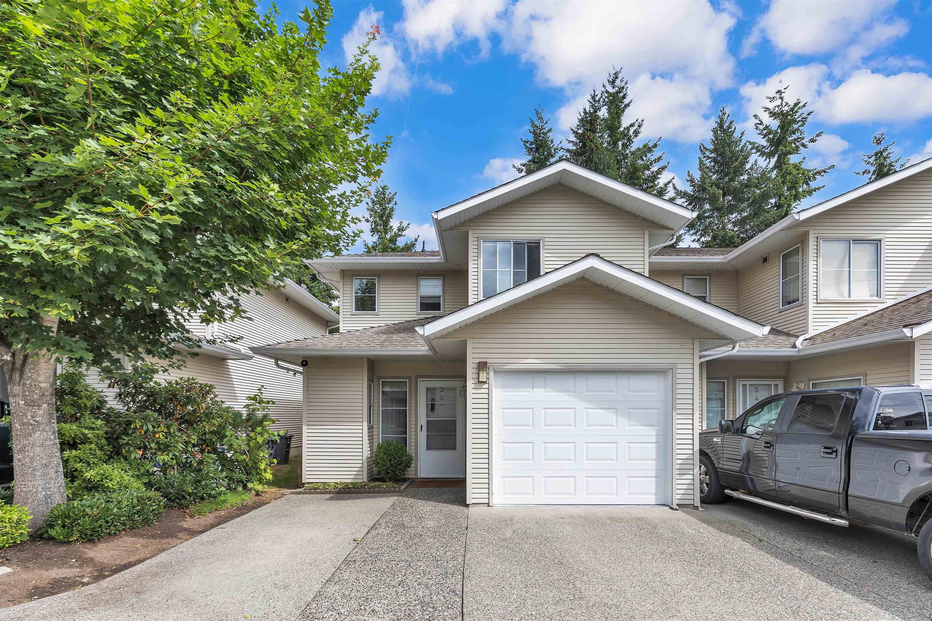 Main Photo: 35 16016 82 Avenue in Surrey: Fleetwood Tynehead Townhouse for sale in "MAPLE COURT" : MLS®# R2806320