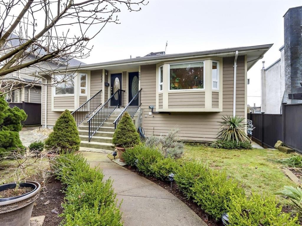Main Photo: 225 W 19TH STREET in North Vancouver: Central Lonsdale 1/2 Duplex for sale : MLS®# R2646806