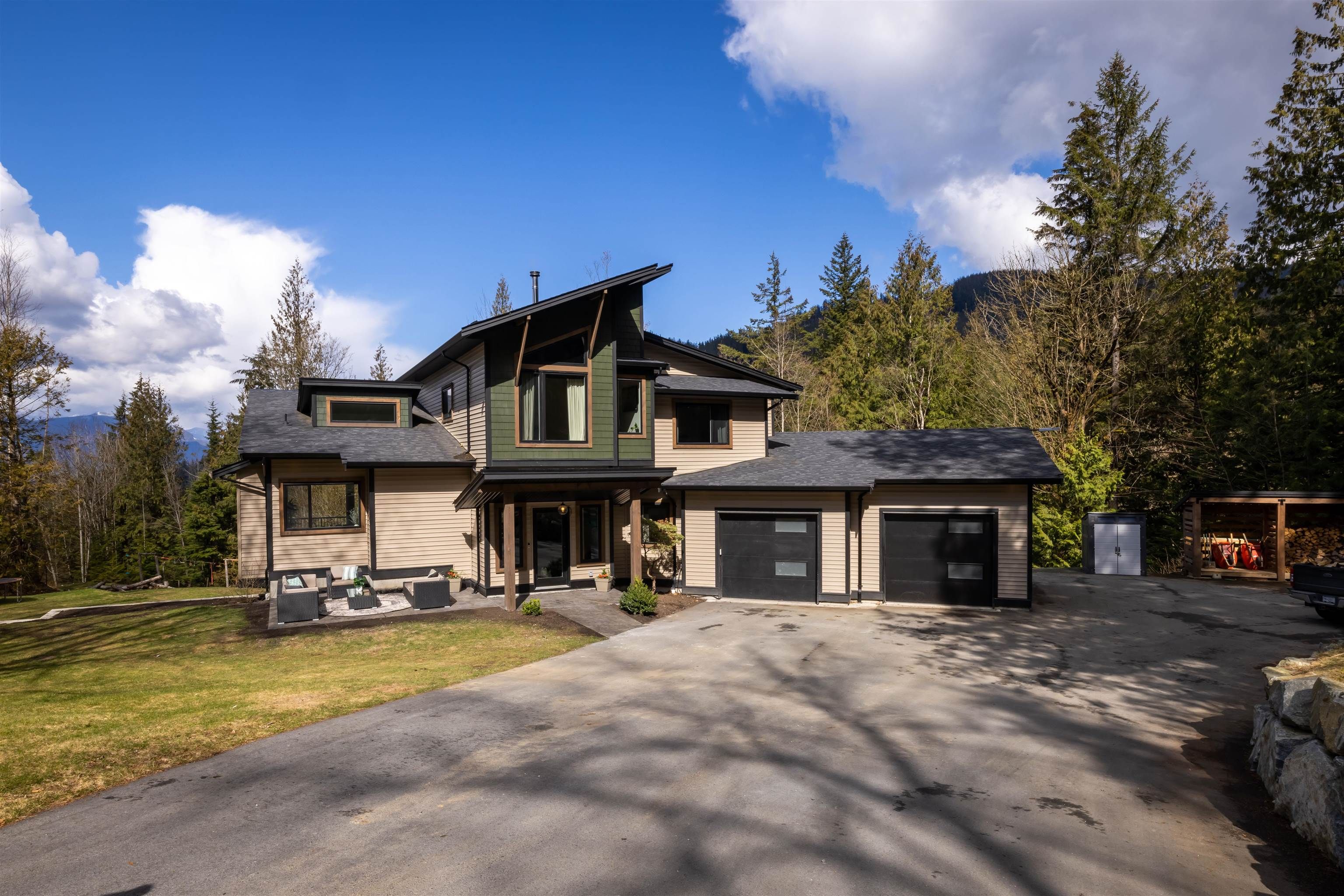 Main Photo: 37740 TAGGART Road in Abbotsford: Sumas Mountain House for sale : MLS®# R2815177