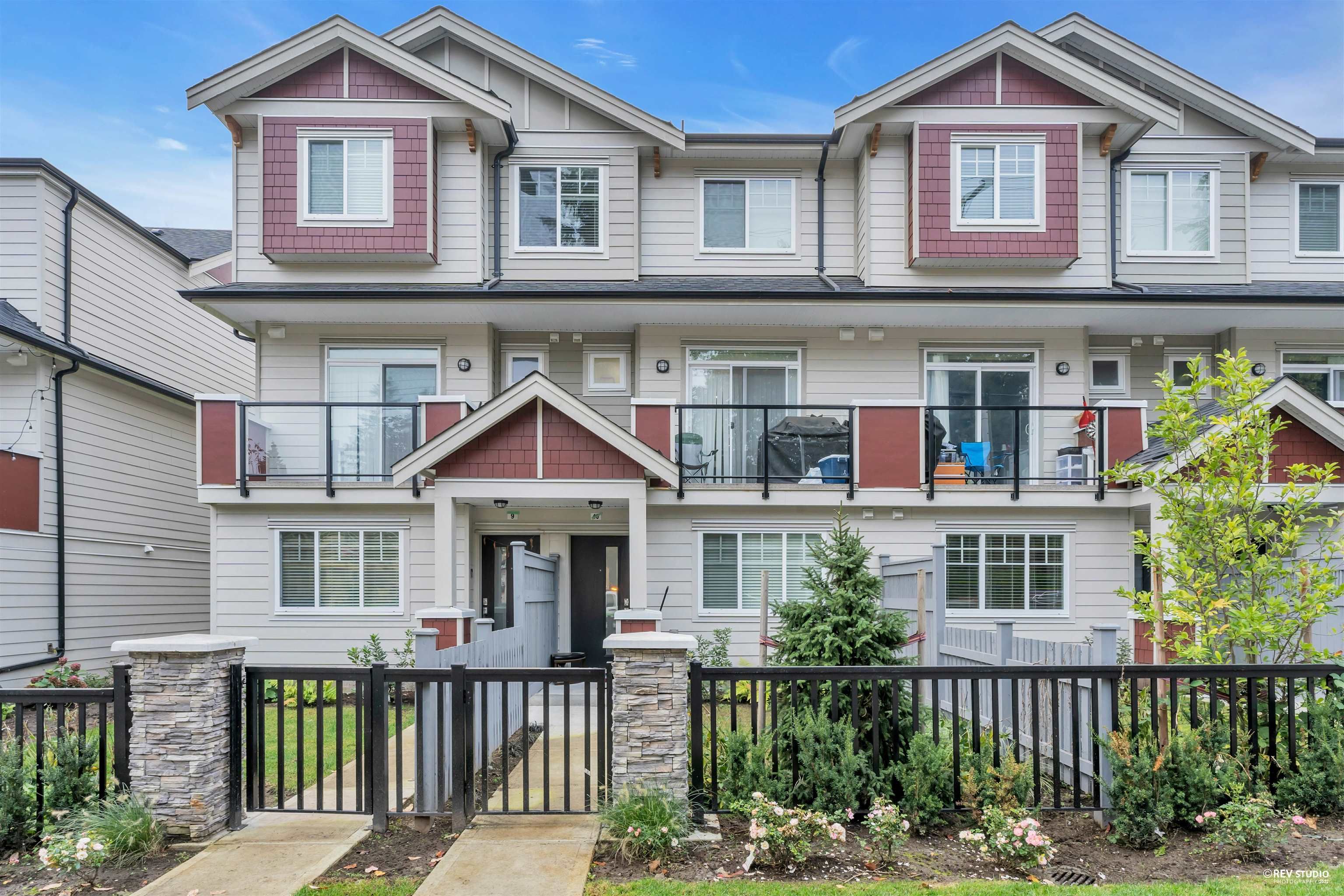 Main Photo: 10 13898 64 Avenue in Surrey: Sullivan Station Townhouse for sale : MLS®# R2733554