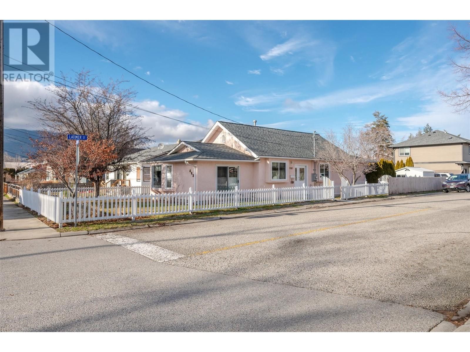 Main Photo: 403 Woodruff Avenue in Penticton: House for sale : MLS®# 10311227