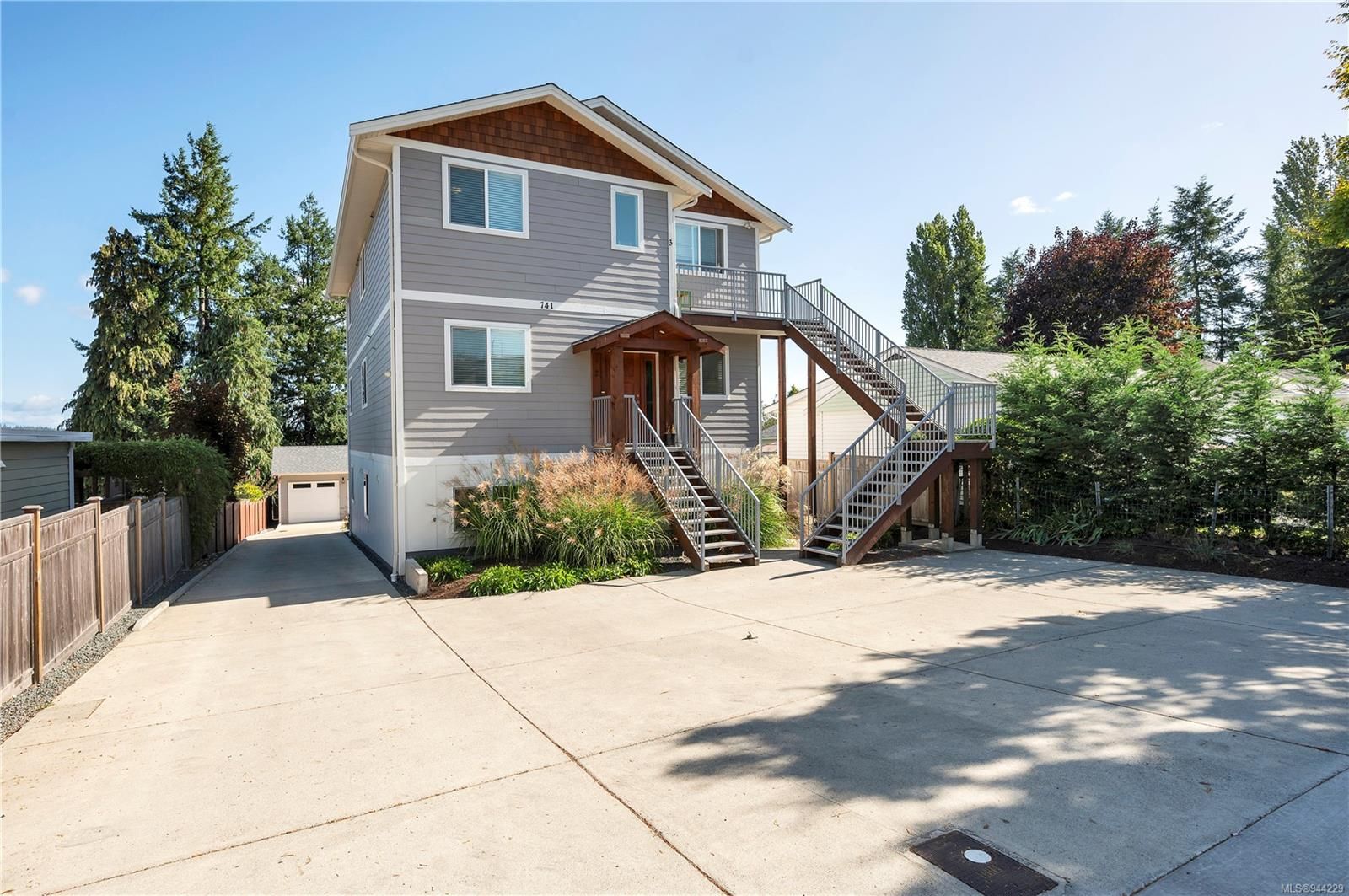 Main Photo: 741 Alder St in Campbell River: CR Campbell River Central Triplex for sale : MLS®# 944229