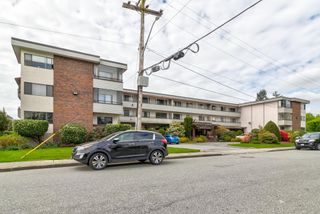 Photo 2: 207 20420 54 Avenue in Langley: Langley City Condo for sale in "Ridgewood Manor" : MLS®# R2776829