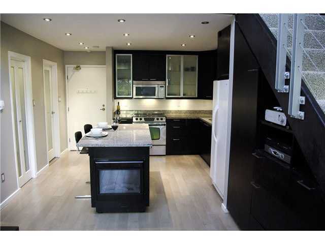 Main Photo: 305 1425 CYPRESS STREET in : Kitsilano Residential Attached for sale : MLS®# V921350