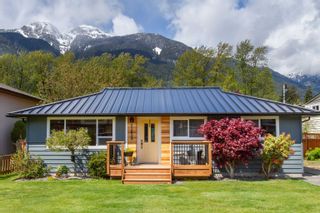 Photo 1: 41859 BIRKEN Road in Squamish: Brackendale House for sale : MLS®# R2688805