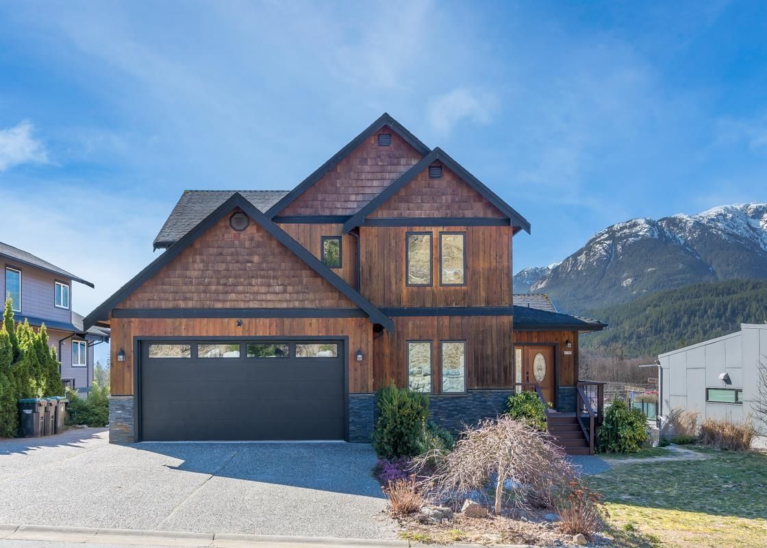 Main Photo: 41185 ROCKRIDGE Place in Squamish: Tantalus House for sale : MLS®# R2663751