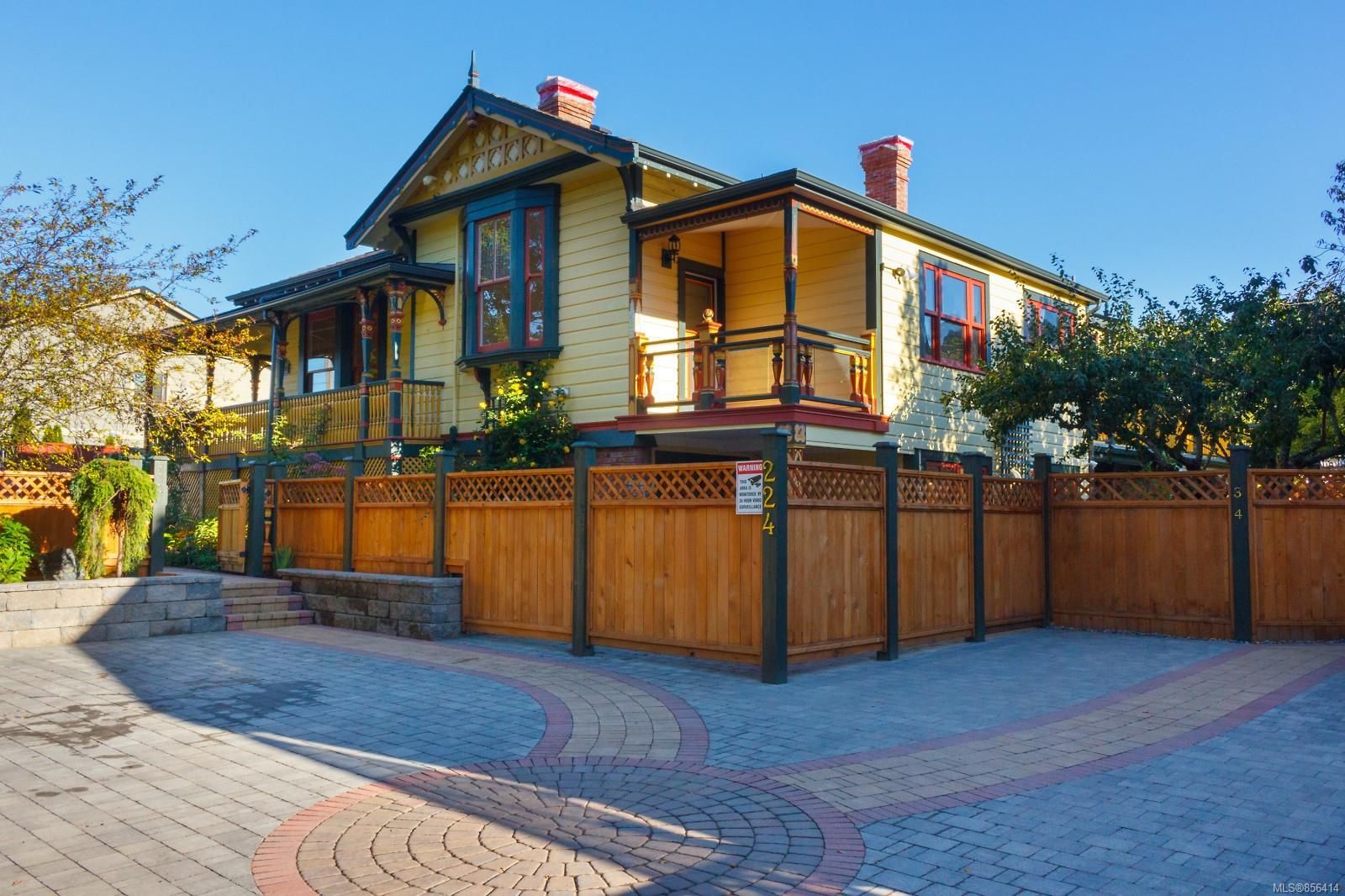 Main Photo: 2 224 Superior St in Victoria: Vi James Bay Row/Townhouse for sale : MLS®# 856414