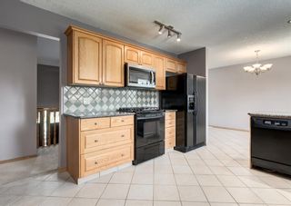 Photo 10: 128 Queensland Place SE in Calgary: Queensland Detached for sale : MLS®# A1224303