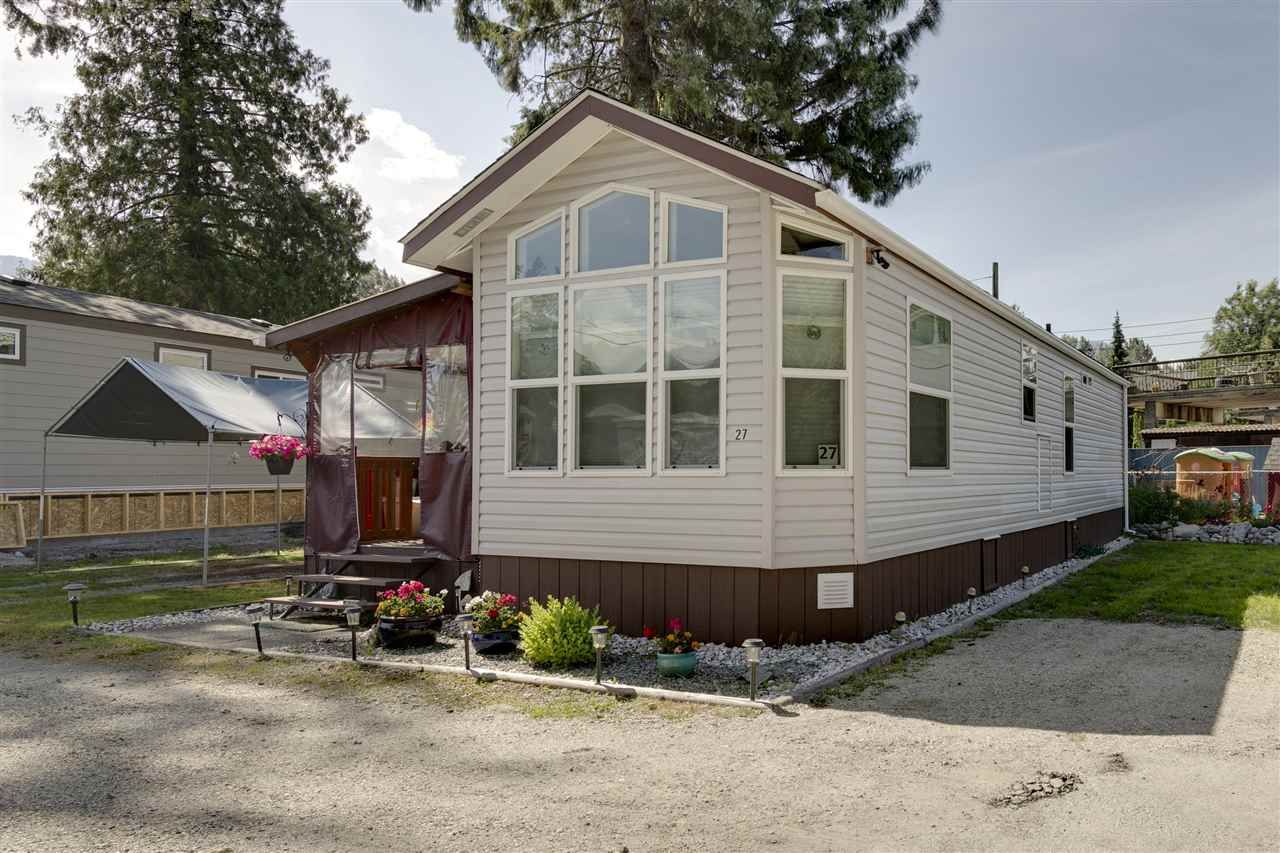 Main Photo: 27 40022 GOVERNMENT Road in Squamish: Garibaldi Estates Manufactured Home for sale in "Angelo's Trailer Park" : MLS®# R2379111
