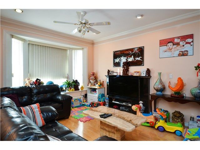 Photo 3: Photos: 4488 GLADSTONE ST in Vancouver: Victoria VE House for sale (Vancouver East)  : MLS®# V1134157