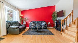 Photo 2: 122 Stacey Crescent in Saskatoon: Dundonald Residential for sale : MLS®# SK803368