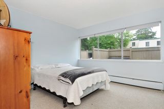 Photo 13: 720 WESTVIEW Crescent in North Vancouver: Central Lonsdale Condo for sale in "Cypress Gardens" : MLS®# R2370300