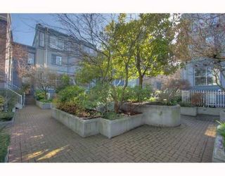 Photo 3: 5 877 W 7TH Avenue in Vancouver: Fairview VW Townhouse for sale in "EMERALD COURT" (Vancouver West)  : MLS®# v818670
