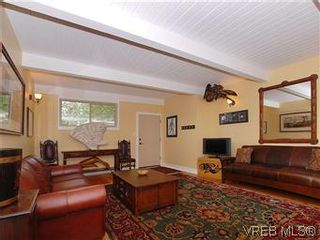 Photo 3: 2904 PHYLLIS Street in VICTORIA: SE Ten Mile Point House for sale (Saanich East)  : MLS®# 303995