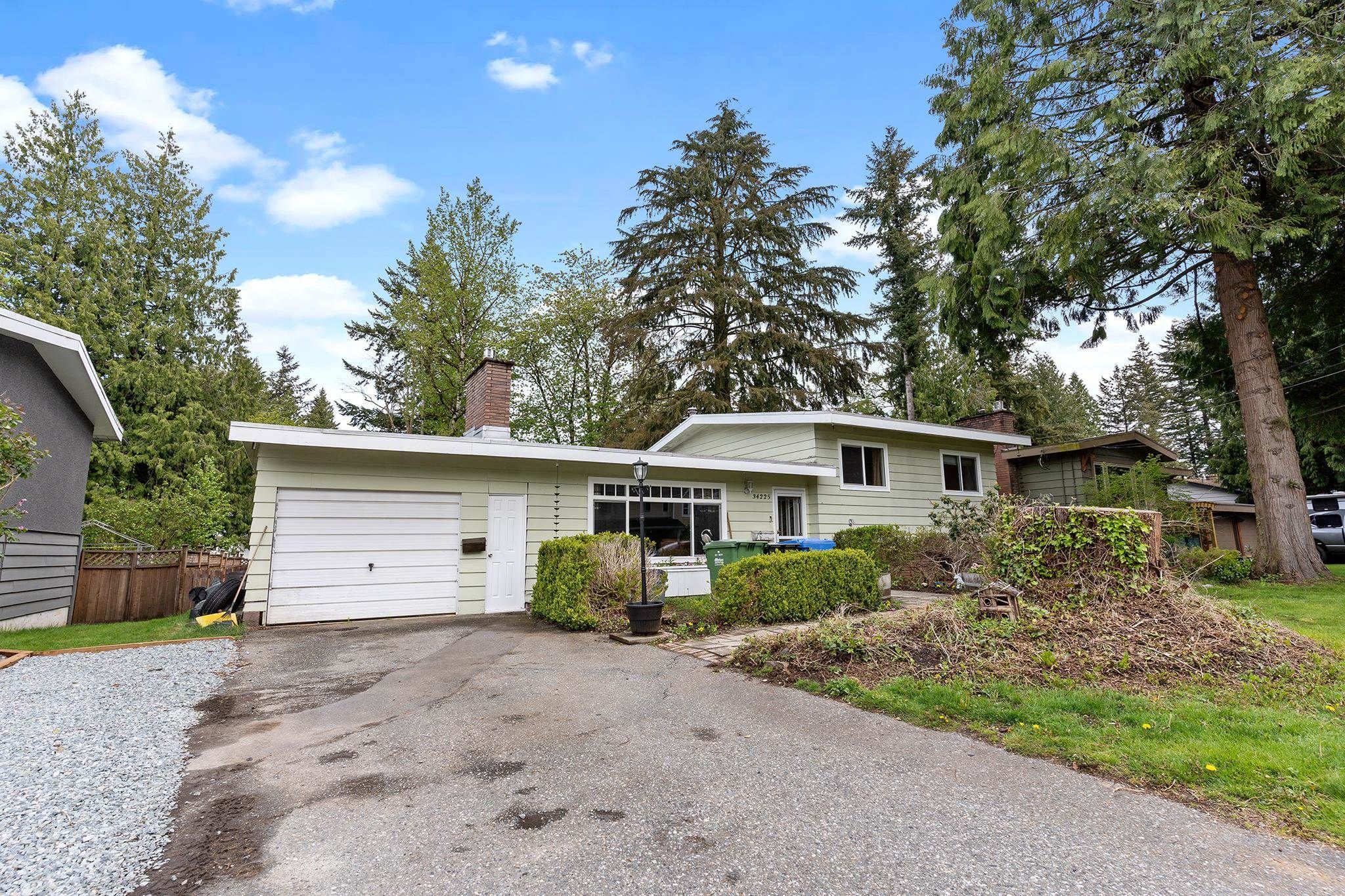 Main Photo: 34225 LARCH Street in Abbotsford: Central Abbotsford House for sale : MLS®# R2684085