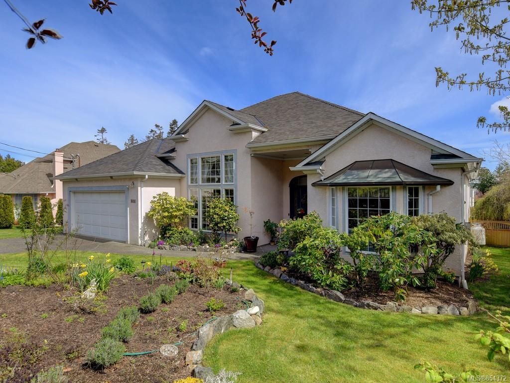Main Photo: 8091 Lochside Dr in Central Saanich: CS Turgoose House for sale : MLS®# 854372
