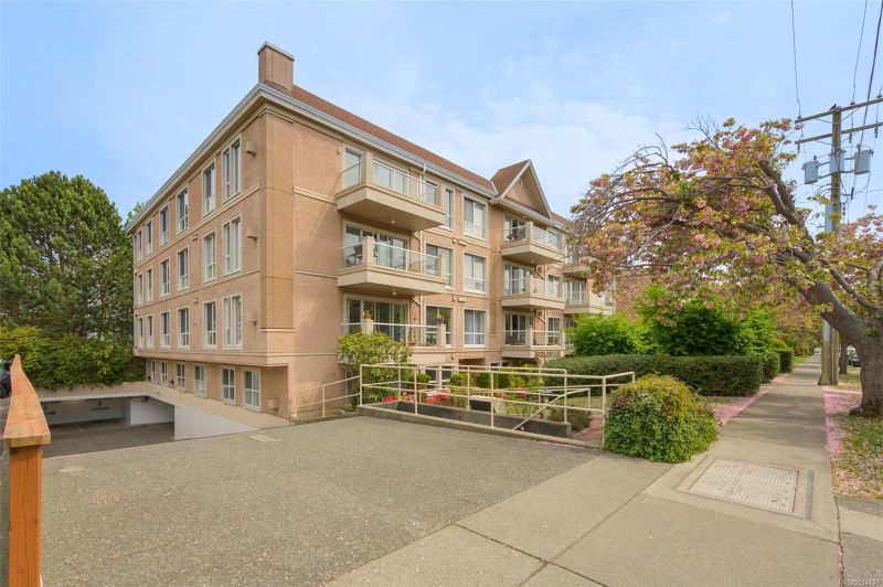 FEATURED LISTING: 103 - 1014 Rockland Ave Victoria